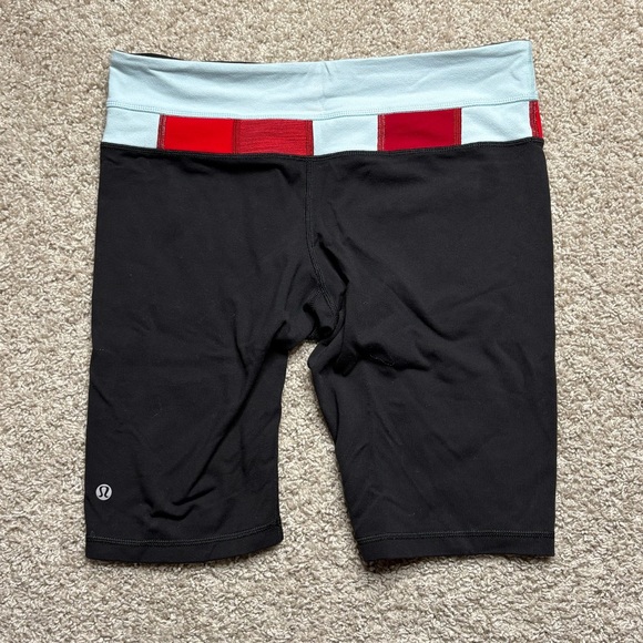 Lululemon Reverse Groove Short - Picture 2 of 6